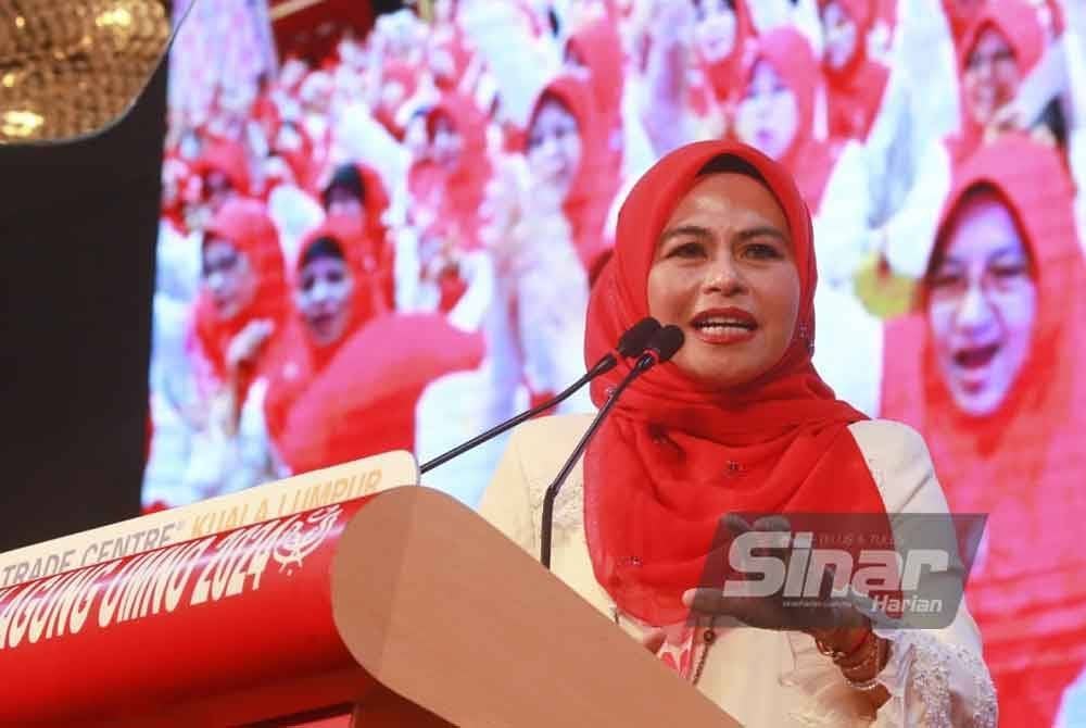 Noraini ketika menyampaikan ucapan dasar sempena Perhimpunan Agung Wanita UMNO Malaysia 2024 di Pusat Dagangan Dunia Kuala Lumpur (WTCKL) pada Khamis. FOTO: SINAR HARIAN - ASRIL ASWANDI SHUKOR.