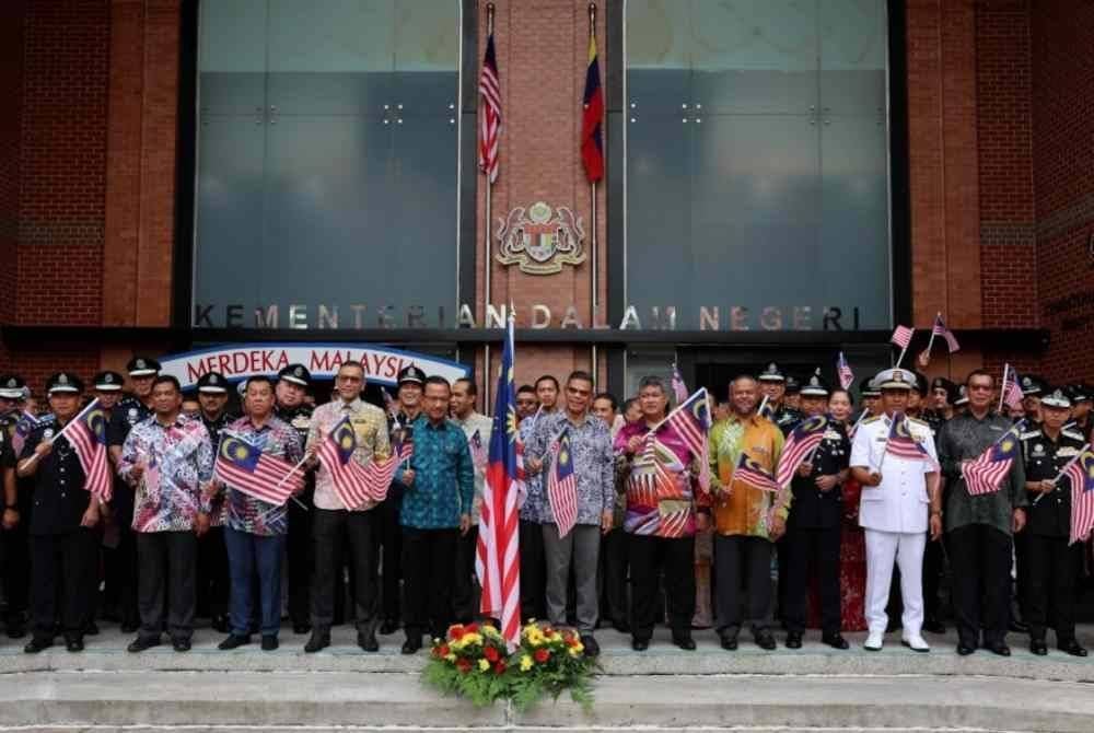 Saifuddin Nasution (tujuh, kanan) bergambar kenangan pada Majlis Perhimpunan Bulanan KDN dan Sambutan Bulan Kebangsaan Tahun 2024. Foto Bernama