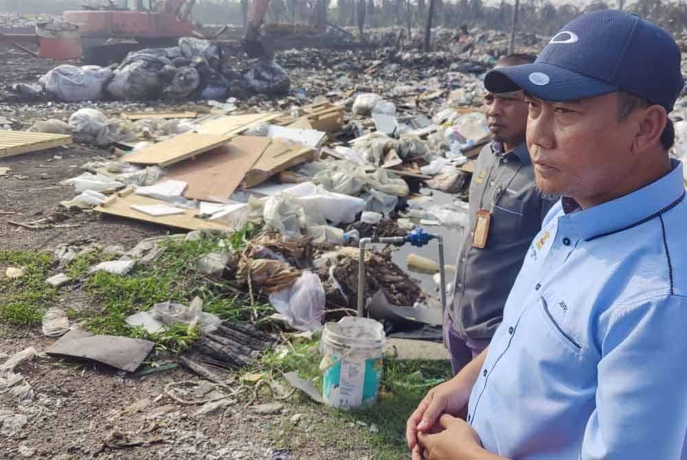 Jefri (kanan) melakukan lawatan di tapak pembuangan sampah haram berkenaan.