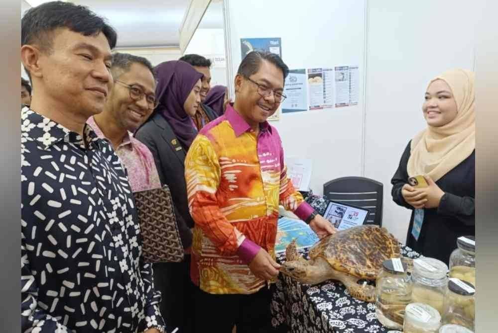 Mustapha (tengah) ketika melawat reruai sempena Program Global Young Leaders Summit 2024 di Universiti Malaysia Terengganu