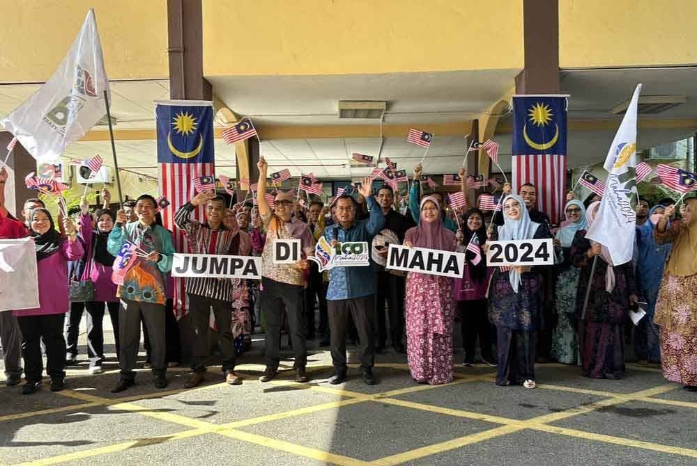 Mohd Faizul (tengah) mengadakan sambutan Kemerdekaan di Kada, Kota Bharu.