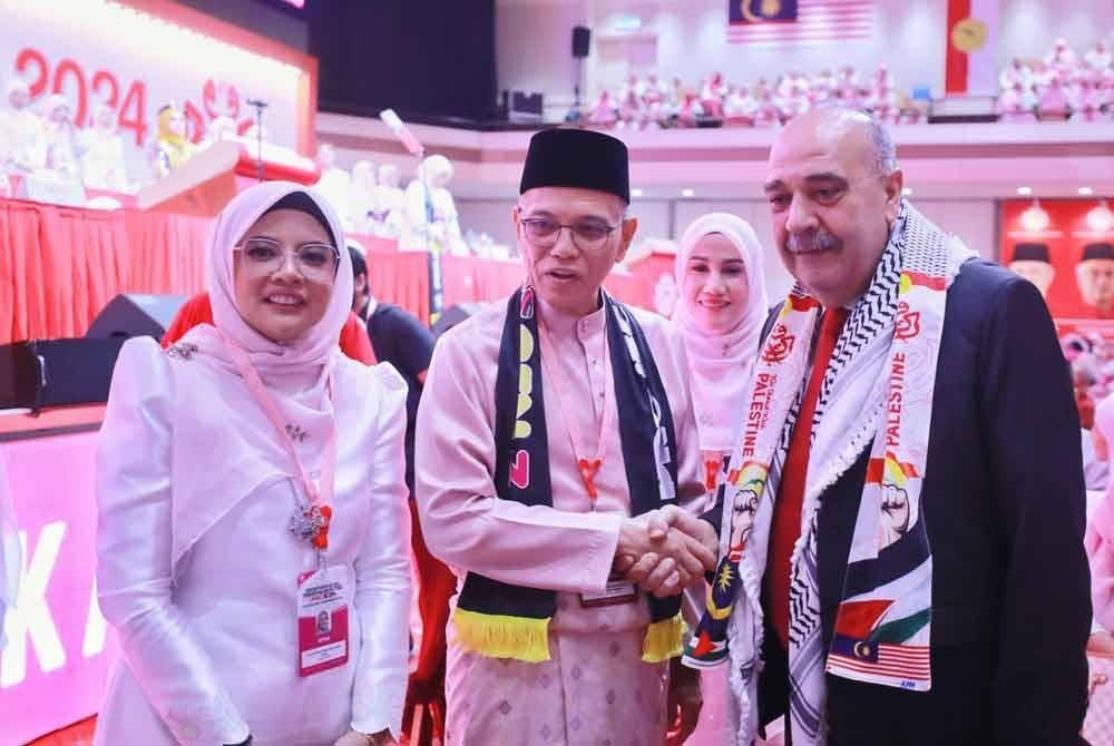 Walid Abu Ali (kanan) menerima mafla daripada Wan Rosdy (tengah) dan Nurul Amal (kiri) sebagai simbolik pelancaran Tabung Sumbangan Kemanusiaan untuk Palestin 2.0. Foto: UMNO Online