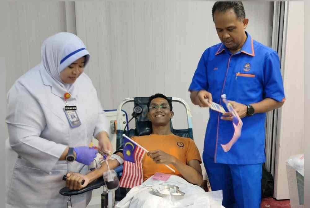 Che Adam hadir memberikan sokongan kepada anggota APM yang menderma darah sempena Program Infaq Darah Patriotisme Merdeka di sebuah hotel pada Khamis.