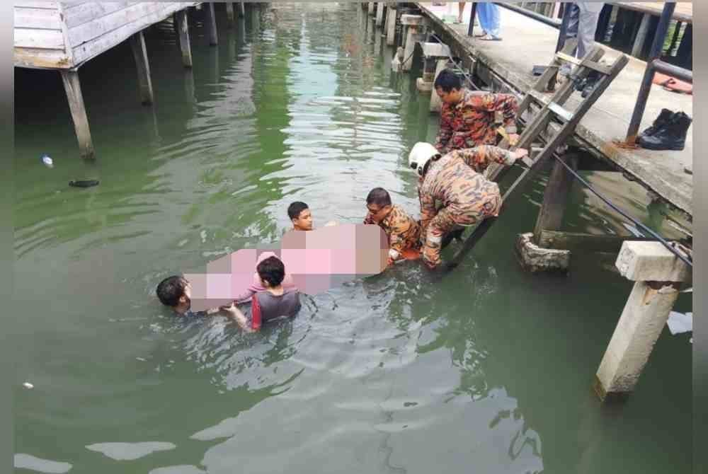 Wanita diserang sawan sempat diselamatkan ahli keluarganya dan dibawa naik ke darat dengan bantuan pasukan bomba dalam kejadian di Jalan Buli Sim-Sim Jambatan 23, Sandakan.