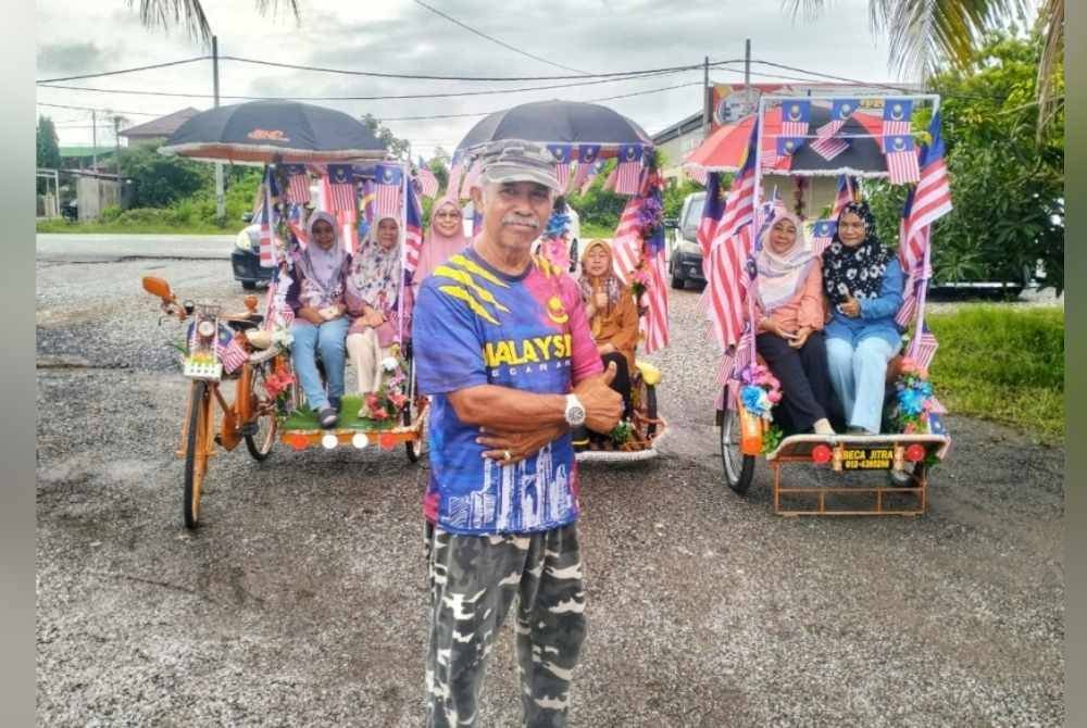 Yazid bergambar bersama orang ramai yang tertarik dengan beca-becanya.