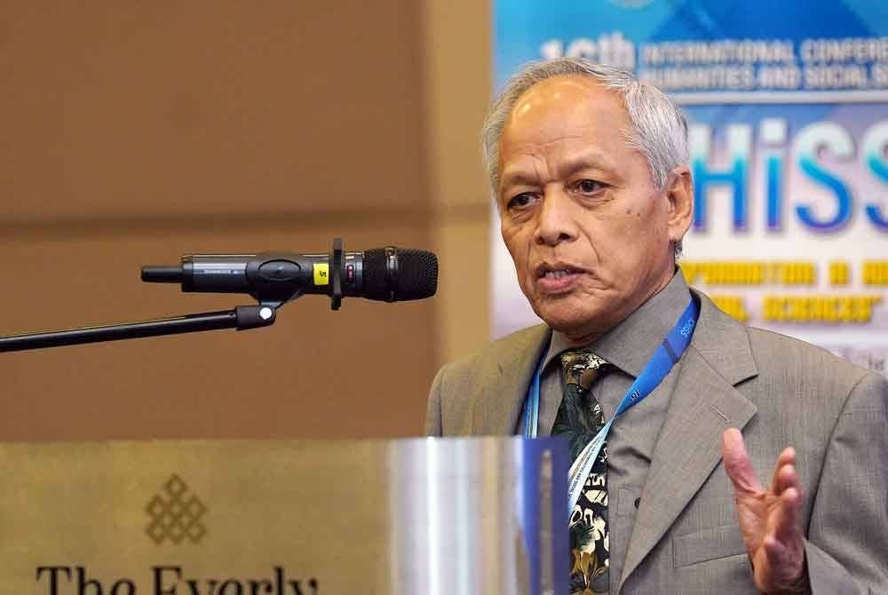 Muhammad Nasir ketika membentangkan hasil kajian pada Persidangan Antarabangsa Kemanusiaan Dan Sains Sosial 2024 Ke-16 yang diadakan di Putrajaya pada Khamis.