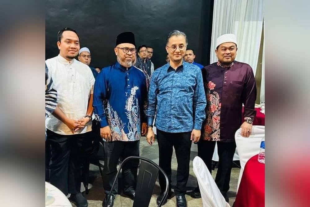 Mohamad (dua dari kanan) bergambar bersama tetamu jemputan pada majlis makan malam bersama TKM 1 pada Selas