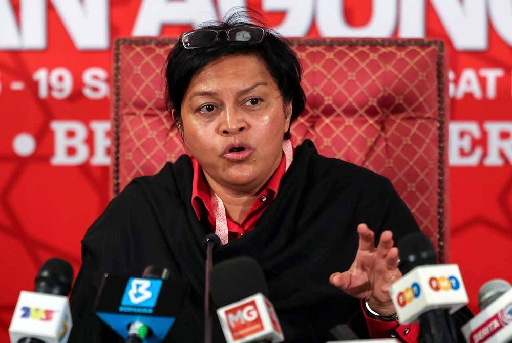 Azalina ketika mengadakan sidang media sempena Perhimpunan Agung UMNO 2024 di Pusat Dagangan Dunia (WTC) pada Khamis. Foto Bernama