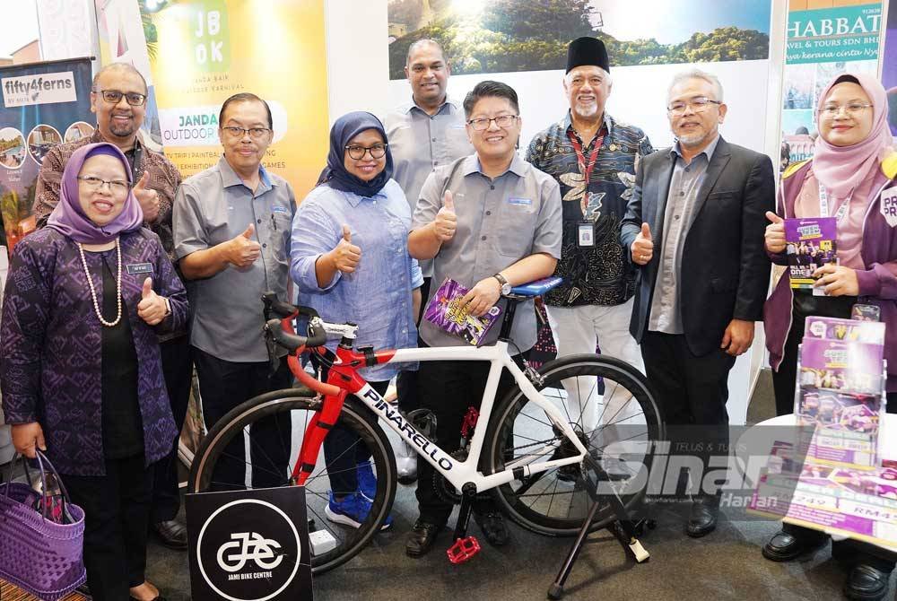 Menteri Pembangunan Usahawan Dan Koperasi, Datuk Ewon Benedick (tengah) melawat reruai pameran selepas merasmikan Ekspo Pelancongan Dan Makanan Halal yang diadakan di Menara Kembar Bank Rakyat pada Khamis.Foto Sinar Harian-ROSLI TALIB