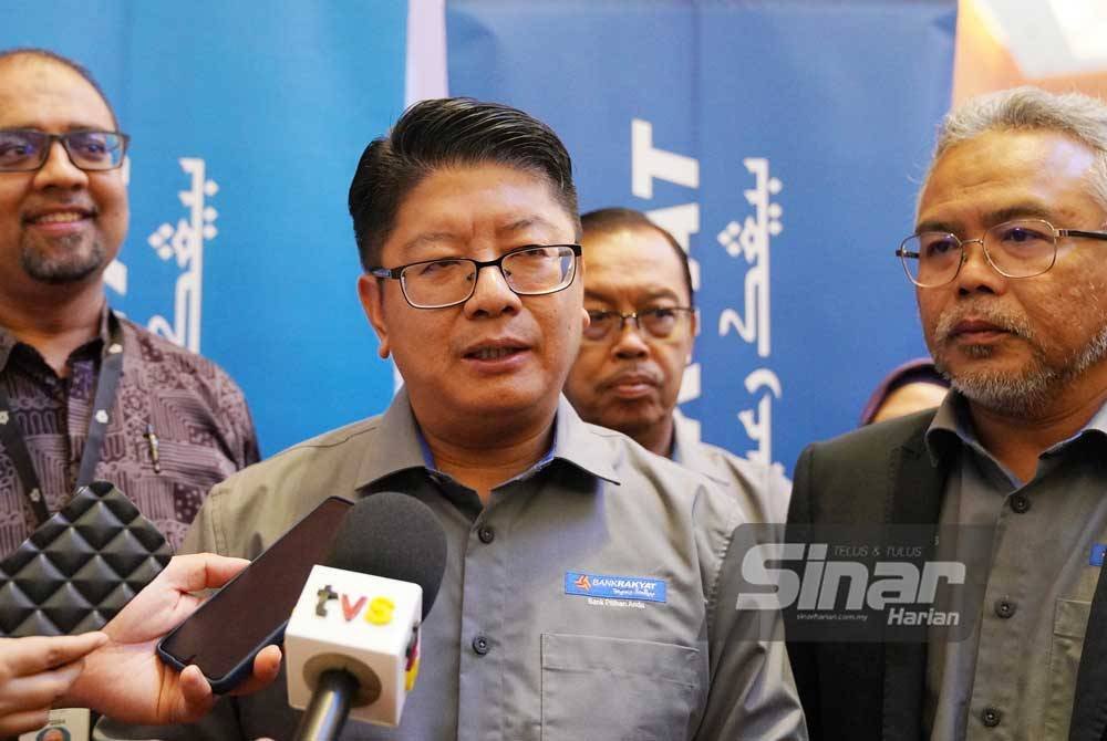 Ewon mengadakan sidang akhbar selepas merasmikan Ekspo Pelancongan dan Makanan Halal yang diadakan di Menara Kembar Bank Rakyat pada Khamis. Foto Sinar Harian-ROSLI TALIB