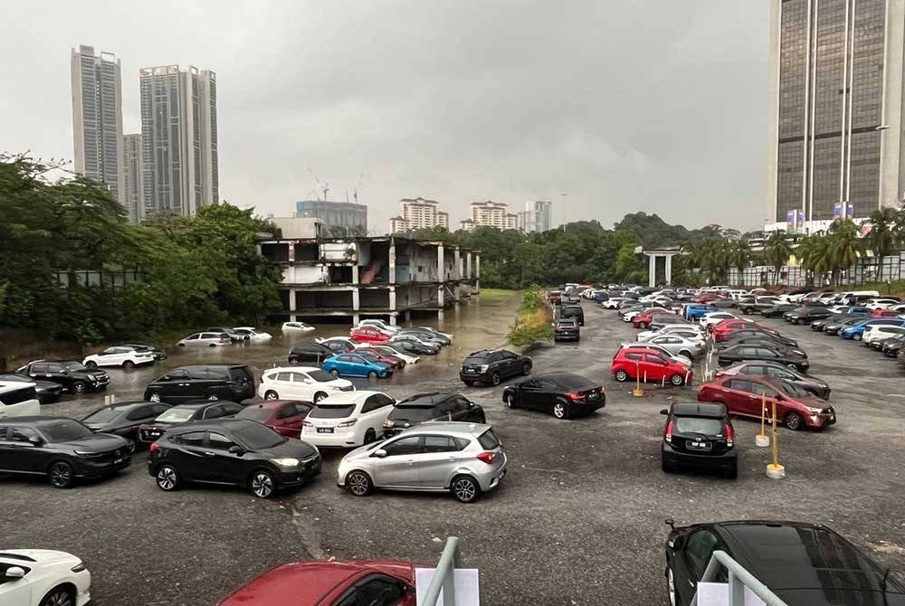 Hujan lebat yang melanda sekitar ibu negara kira-kira jam 4 petang tadi mengakibatkan paras air sungai berdekatan mencecah paras amaran.