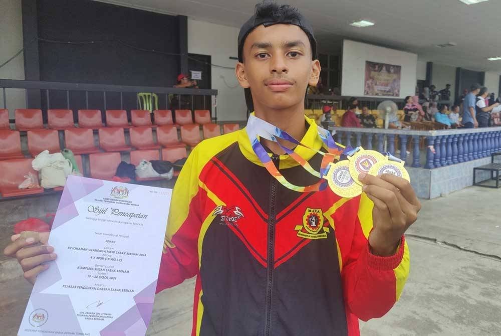 Airit Rayyan Rizqin bergambar bersama pingat dimenangi selepas mencatat tiga rekod baharu dalam Kejohanan Olahraga MSSD Sabak Bernam pada Khamis.