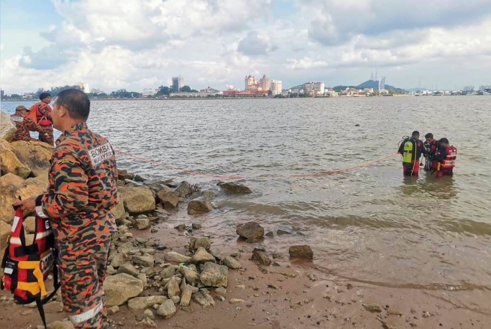 Pasukan penyelamat melakukan selaman untuk mencari mangsa. Foto JBPM Terengganu