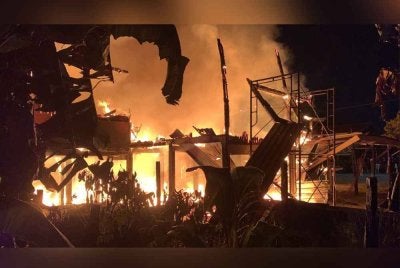 Keadaan api yang marak menyebabkan seorang ibu tidak sempat menyelamatkan salah seorang anaknya sebelum ditemukan rentung di dalam bilik dalam kejadian kebakaran rumah di Kampung Telisai, Lahad Datu.