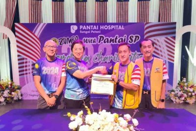 Tio Bee Chan (dua dari kiri) menyumbangkan dana berjumlah RM5,000 kepada Lions Group Georgetown.