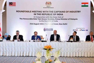 Anwar (tiga dari kiri) menghadiri mesyuarat bersama industri India pada Rabu. Turut hadir, Tengku Zafrul (dua dari kiri), Gobind Singh Deo (tiga dari kanan), dan Steven Sim (dua dari kanan). Foto Bernama