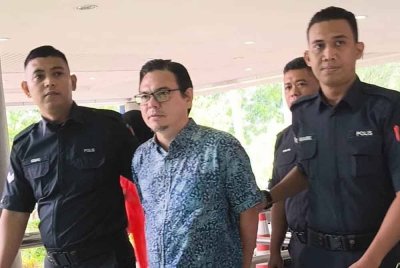 Yasin Sulaiman (tengah) ketika dibawa ke Mahkamah Tinggi Shah Alam pada Khamis.