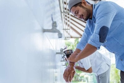 BERWUDUK bukan hanya menjadi syarat utama untuk melaksanakan suatu ibadah semata-mata, tetapi tersirat hikmah di sebalik amalan itu. -Foto: Canva