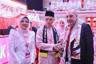 Walid Abu Ali (kanan) menerima mafla daripada Wan Rosdy (tengah) dan Nurul Amal (kiri) sebagai simbolik pelancaran Tabung Sumbangan Kemanusiaan untuk Palestin 2.0. Foto: UMNO Online