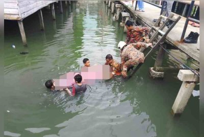 Wanita diserang sawan sempat diselamatkan ahli keluarganya dan dibawa naik ke darat dengan bantuan pasukan bomba dalam kejadian di Jalan Buli Sim-Sim Jambatan 23, Sandakan.