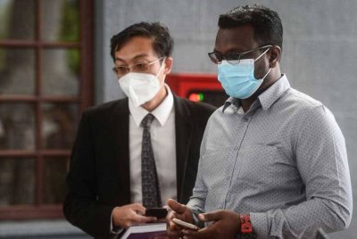 Dayalan (kanan) dilepas dan dibebaskan oleh Mahkamah Sesyen Kuala Lumpur daripada pertuduhan membuat penghantaran komunikasi jelik, tiga tahun lepas. Foto fail Bernama