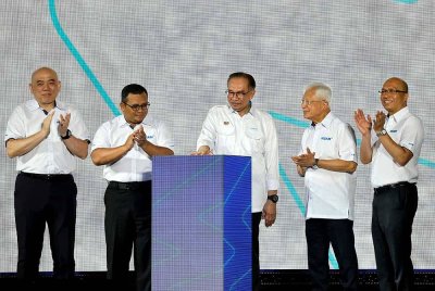 Perdana Menteri, Datuk Seri Anwar Ibrahim (tengah) menyempurnakan gimik perasmian Minggu Saham Amanah Malaysia (MSAM) 2024 dan Penjenamaan logo Amanah Saham Nasional Berhad (ASNB) di Setia City Convention Centre (SCCC) pada Khamis. Foto Bernama