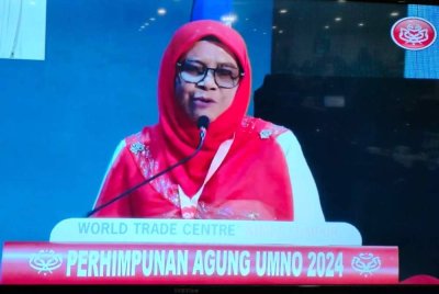 Zainab sewaktu membahaskan ucapan dasar Ketua Wanita UMNO, Datuk Seri Dr Noraini Ahmad sempena Perhimpunan Agung Wanita UMNO Malaysia 2024 di Pusat Dagangan Dunia Kuala Lumpur (WTCKL), di sini pada Khamis.