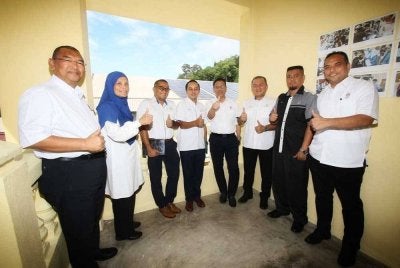 Azhar (empat dari kanan) ketika melawat pengoperasian sistem panel solar di MRSM Langkawi pada Khamis.