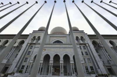 Mahkamah Rayuan pada Khamis membatalkan sabitan terhadap seorang pemuda atas kesalahan mengedar 2.3 kg metamfetamina lima tahun lepas.