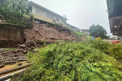 Gambar tular yang memaparkan keadaan di lokasi kejadian tanah runtuh di Jalan Genting Kelang-Kem Wardiburn, di sini, pada Khamis.