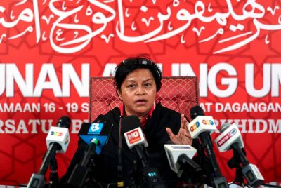 Azalina ketika mengadakan sidang media sempena Perhimpunan Agung UMNO 2024 di Pusat Dagangan Dunia (WTC) pada Khamis. Foto Bernama