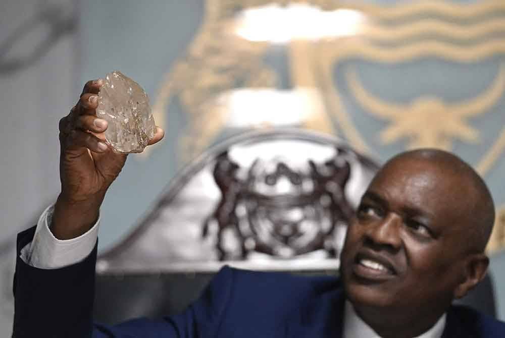 Presiden Botswana, Mokgweetsi Masisi memegang berlian besar yang ditemui di Botswana di pejabatnya di Gaborone. Foto AFP