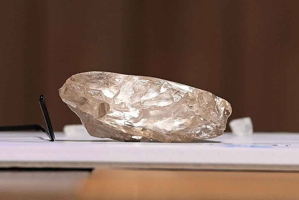 Berlian besar yang ditemui di Botswana diletakkan di atas meja di dalam pejabat Presiden di Gaborone. Foto AFP
