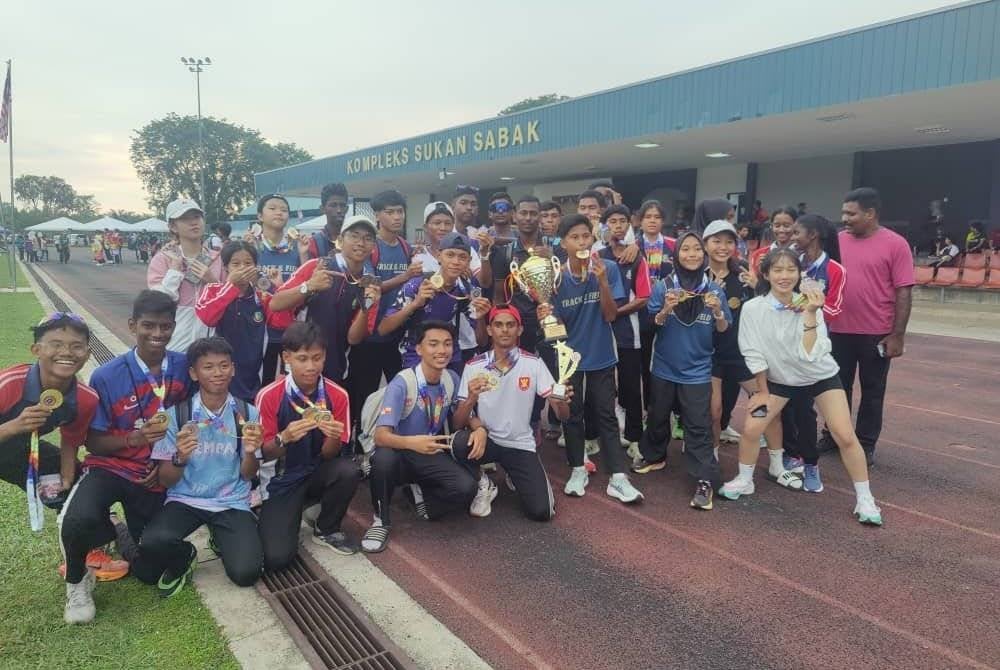 Sebahagian daripada peserta dan jurulatih bergambar selepas Kejohanan Olahraga MSSD Sabak Bernam pada Khamis.