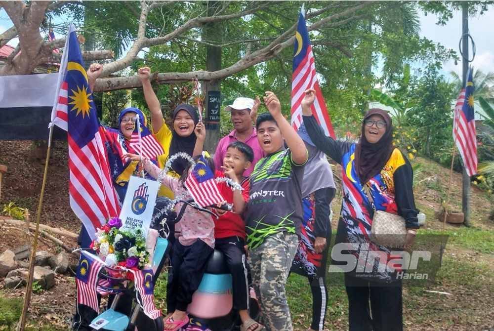 Penduduk di Felda Jengka 24 menonjolkan kreativiti masing-masing dalam aktiviti tersebut sempena bulan kemerdekaan.