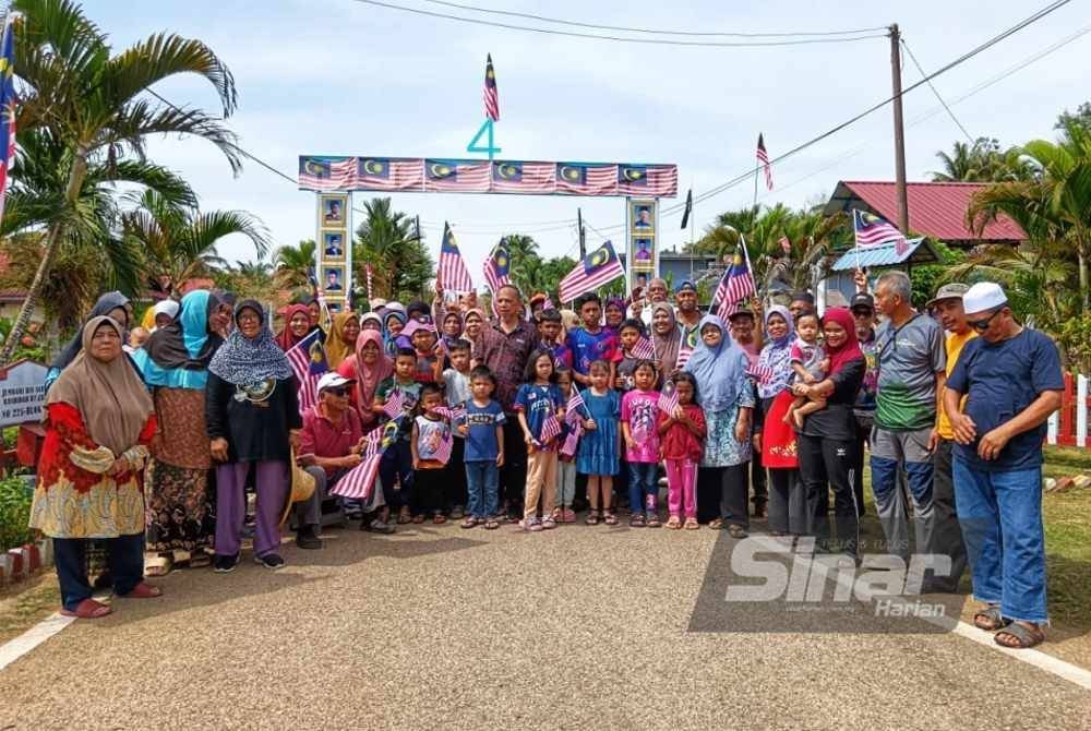 Antara sebahagian penduduk yang terlibat gotong-royong memasang bendera menghiasi rancangan tersebut sempena bulan kemerdekaan.