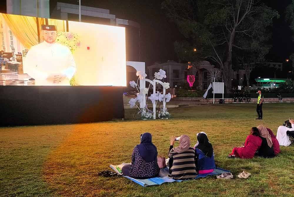 Orang ramai yang datang ke Padang MBK1 di sini teruja dapat menyaksikan istiadat akad nikah perkahwinan Tengku Puteri Afzan dan pasangan, FD Idzham yang disiarkan secara langsung melalui skrin gergasi di lokasi itu pada malam Khamis.