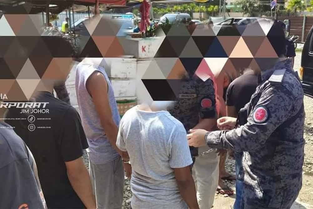 Sebahagian daripada 10 warga asing yang ditahan pihak JIM Johor. Foto JIM Negeri Johor