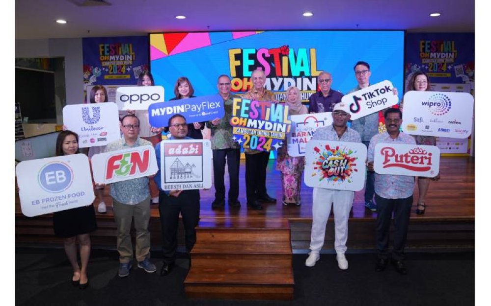 Ameer (tengah) bersama penaja emas ketika Festival OHMYDIN! di Mydin USJ.