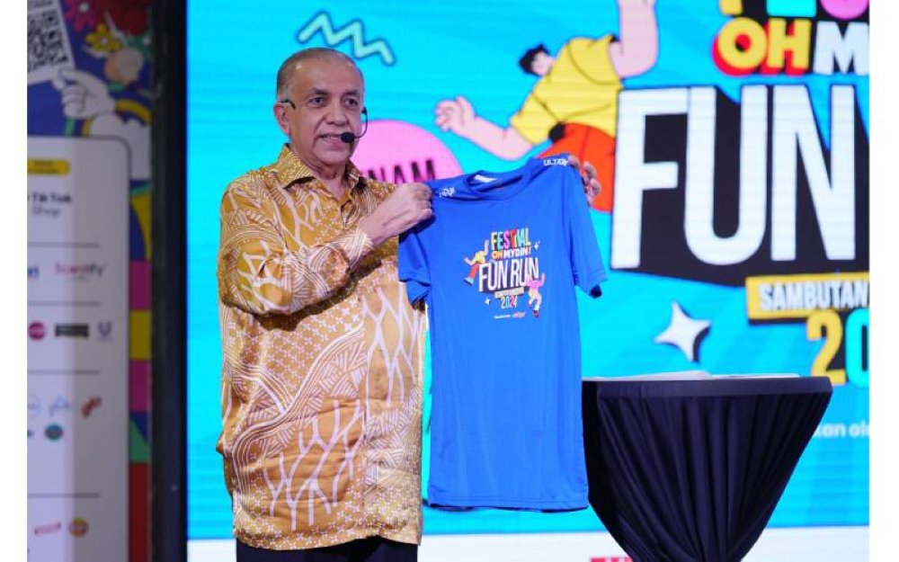 Ameer menunjukkan t-shirt ‘Fun Run Festival OHMYDIN!’. 