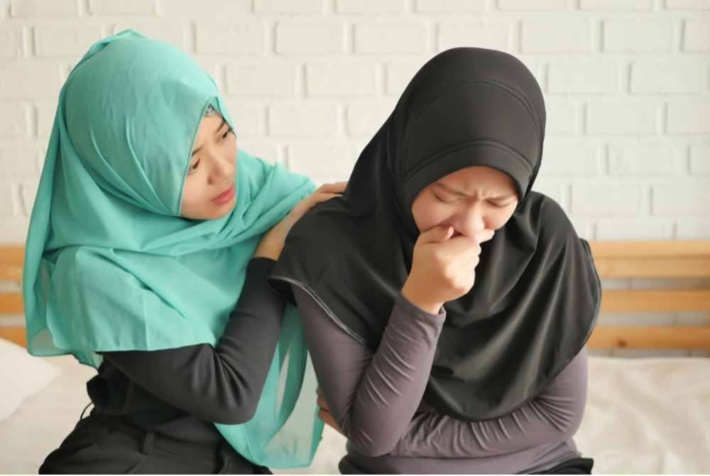 ORANG beriman akan ‘menyelamatkan’ saudaranya daripada ungkapan buruk terbit dari lidahnya dan sentiasa berhati-hati menuturkan bicara agar tidak menyinggung atau melukakan perasaan sesiapa. -Foto: 123rf