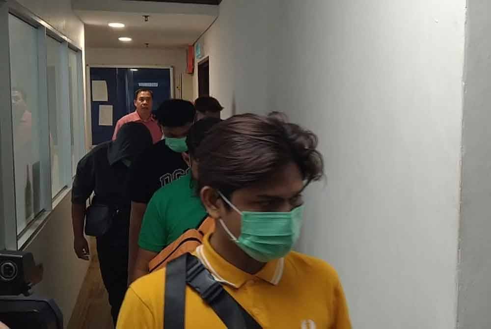 Tujuh lelaki yang didakwa mencetuskan provokasi ketika perlawanan Liga Super di antara Perak menentang JDT, Sabtu lalu dihadapkan ke Mahkamah Majistret Ipoh pada Jumaat atas dua pertuduhan.