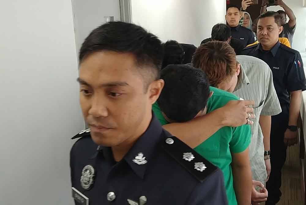 Tujuh lelaki yang didakwa mencetuskan provokasi ketika perlawanan Liga Super di antara Perak menentang JDT, Sabtu lalu dihadapkan ke Mahkamah Majistret Ipoh pada Jumaat atas dua pertuduhan.