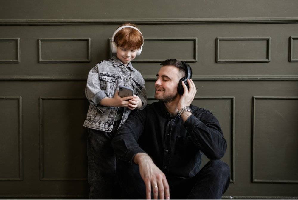 PELAJAR bahasa Arab boleh menggunakan media bukan cetak untuk pelbagai pendedahan seperti video, kartun, lagu, cerita, filem, filem, kuliah, ceramah dan berita. Foto CANVA