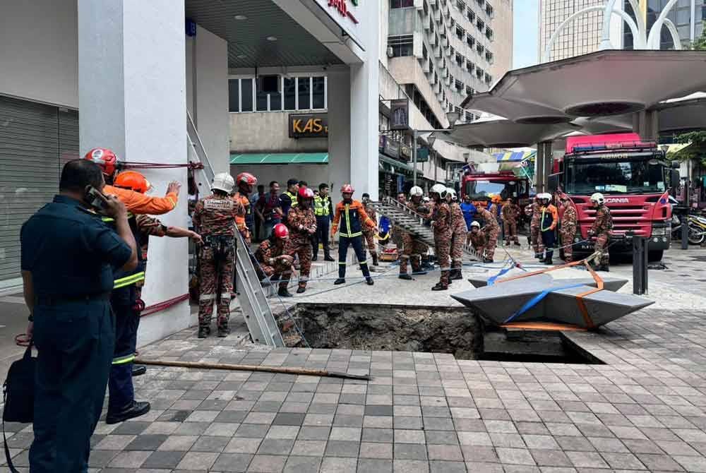 Seorang wanita warga India disyaki terjatuh dan tertimbus akibat tanah mendap di hadapan Masjid India pada Jumaat.