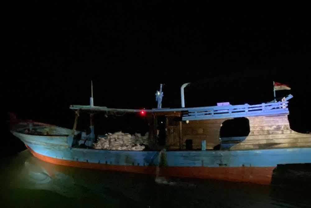 Bot kargo dari Indonesia yang ditahan membawa 420 guni timah dipercayai cuba diseludup ke negara ini. Foto Maritim Pahang