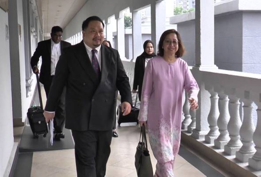 Na'imah (kanan) tiba di Mahkamah Sesyen Kuala Lumpur pada Jumaat.