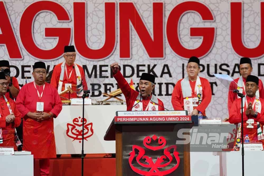 Ahmad Zahid menyampaikan ucapan dasar sempena Perhimpunan Agung UMNO 2024 Pusat Dagangan Dunia Kuala Lumpur (WTCKL) pada Jumaat. Foto Sinar Harian/ROSLI TALIB
