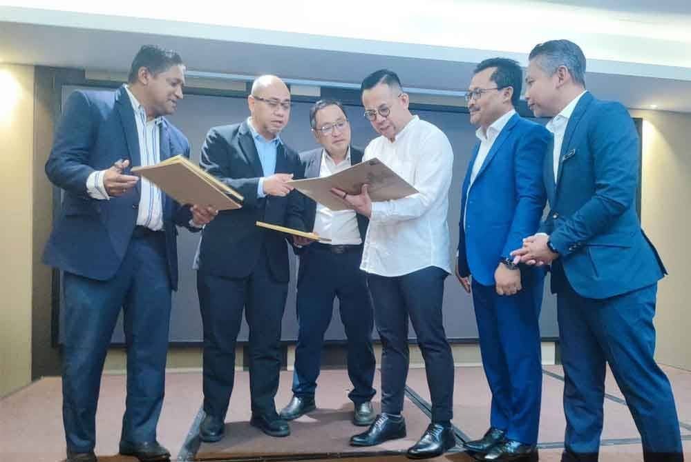 Steven (tiga dari kanan) melihat Pensijilan ISO yang diterima syarikat pada Program Institut Keselamatan dan Kesihatan Pekerjaan Negara (NIOSH) dan Majlis Penyerahan Pensijilan ISO, pada Jumaat.