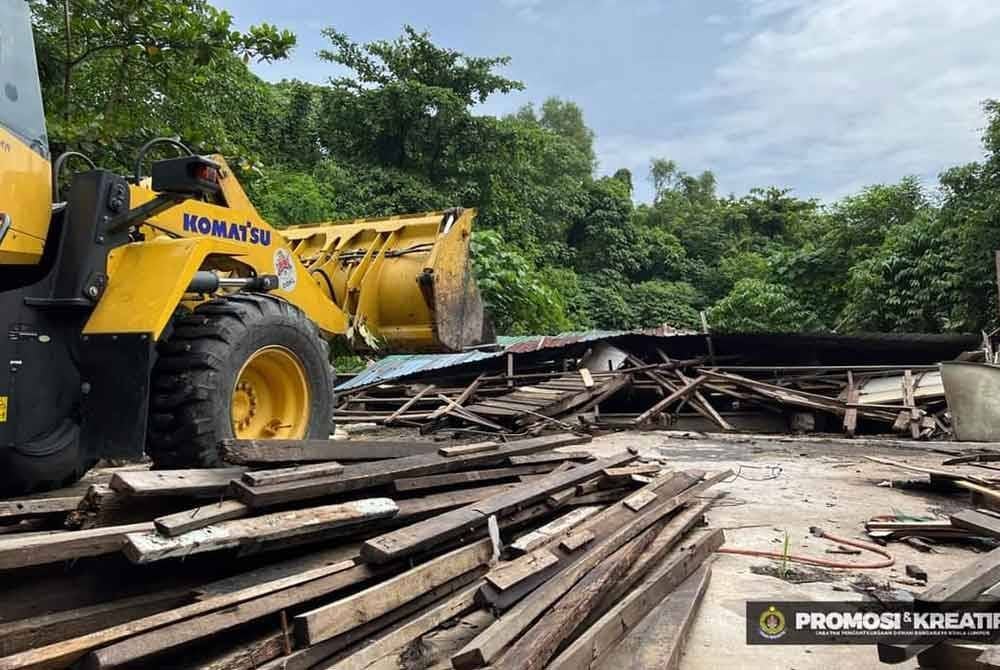 Antara struktur dibina tanpa kelulusan dirobohkan DBKL. Foto DBKL